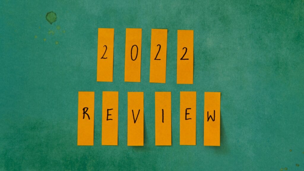 2022 review. Paper post it notes with 2022 sumary written.